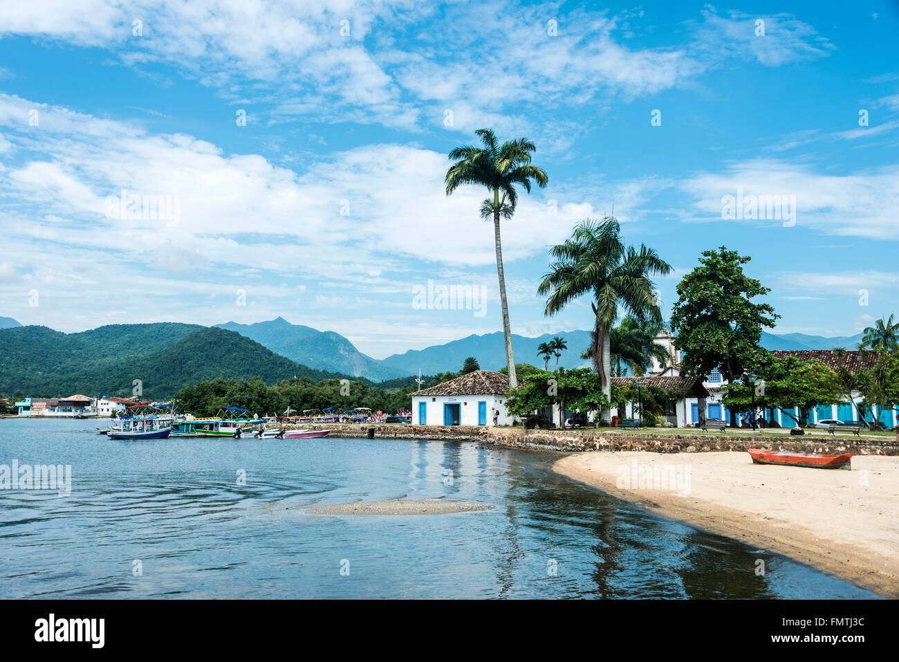 RIO DE JANEIRO, febbraio 15, 2016 - imbarcazioni turistiche in attesa per i turisti a Paraty, stato di Rio de Janeiro, Brasile Foto Stock