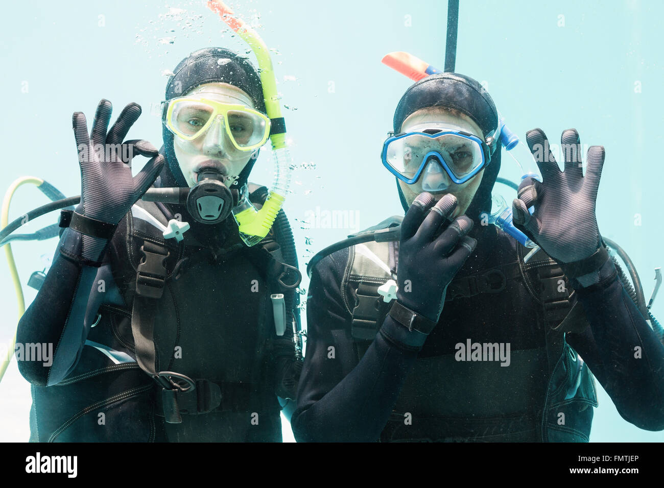 Paio di praticare scuba diving insieme Foto Stock