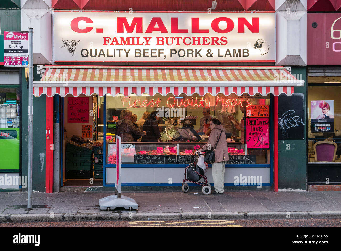 Famiglia tradizionale macelleria con una scritta al neon che recita "migliori qualità [sic] affettati' Foto Stock