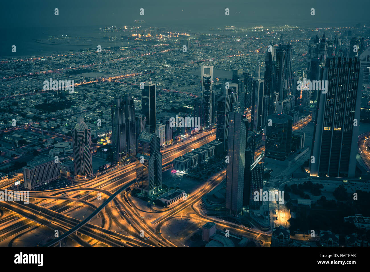 Dubai centro di scena notturna con le luci della città. Vista in pianta da sopra Foto Stock