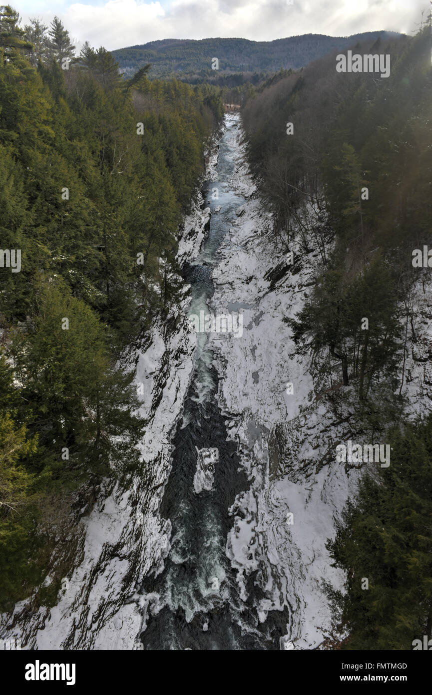 Quechee Gorge e fiume nel Vermont durante l'inverno. Foto Stock