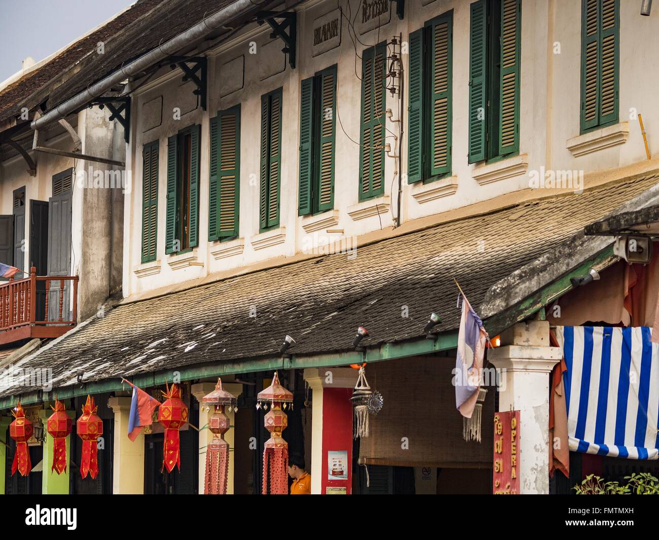 Luang Prabang, Luang Prabang, Laos. Xii Mar, 2016. Uno stile coloniale bottega trasformata in turisti' boutique e negozi di souvenir in Luang Prabang. Luang Prabang è stato chiamato un Sito Patrimonio Mondiale dell'UNESCO nel 1995. Spostare la salvò la città coloniale di architettura ma l'esplosione del turismo di massa ha preso un pedaggio sulla città la sua anima. Secondo uno studio recente, un piccolo appezzamento di terra che venduto per $ 8.000 tre anni fa ora va per $120.000. Molti residenti di lungo periodo sono in vendita le loro case e la loro movimentazione a piccoli sviluppi intorno alla città. Le vecchie case sono poi convertite in pensioni, restau Foto Stock