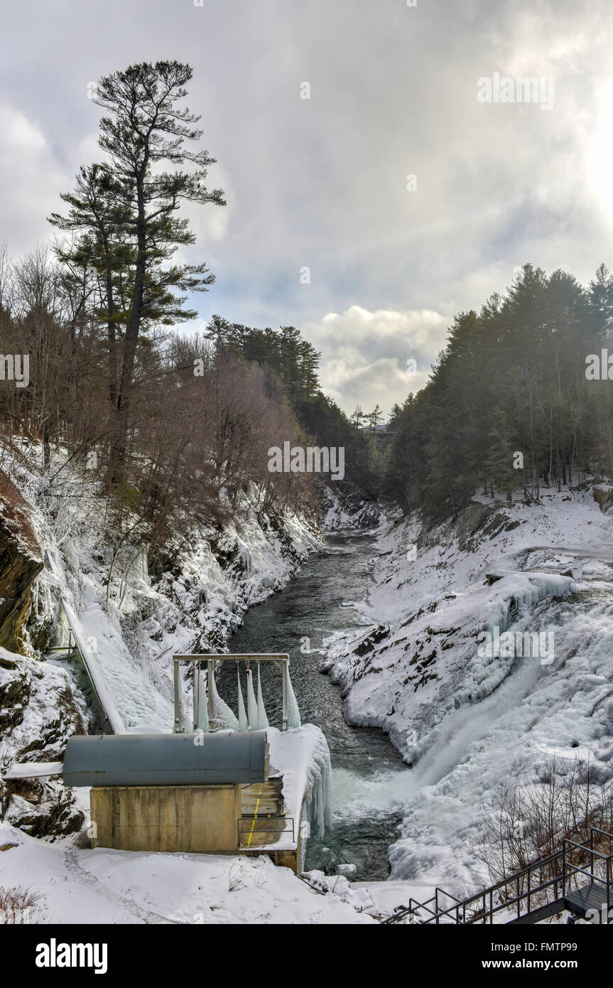 Dewey mulini della Centrale Idroelettrica lungo il fiume Quechee nel Vermont durante l'inverno. Foto Stock