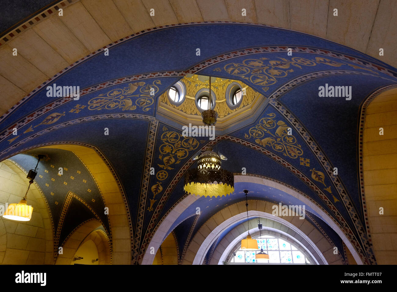 L'elegante soffitto nella lobby dell'albergo all'interno delle giovani dell Associazione Cristiana, comunemente noto come YMCA progettato dall architetto americano Arthur Louis Harmon e costruita nei primi anni trenta durante il mandato britannico della Palestina in Gerusalemme ovest Israele Foto Stock