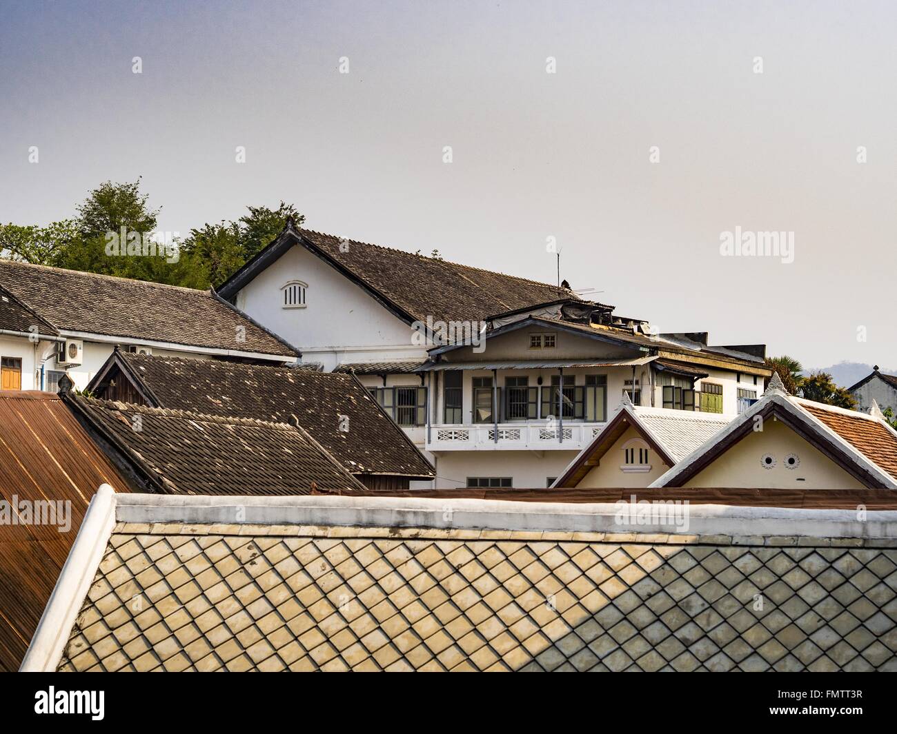 Luang Prabang, Luang Prabang, Laos. 13 Mar, 2016. Il roofline di epoca coloniale degli edifici che sono state rinnovate in hotel turistici, terme e ristoranti a Luang Prabang. Luang Prabang è stato chiamato un Sito Patrimonio Mondiale dell'UNESCO nel 1995. Spostare la salvò la città coloniale di architettura ma l'esplosione del turismo di massa ha preso un pedaggio sulla città la sua anima. Secondo uno studio recente, un piccolo appezzamento di terra che venduto per $ 8.000 tre anni fa ora va per $120.000. Molti residenti di lungo periodo sono in vendita le loro case e la loro movimentazione a piccoli sviluppi intorno alla città. Le vecchie case sono poi conv Foto Stock