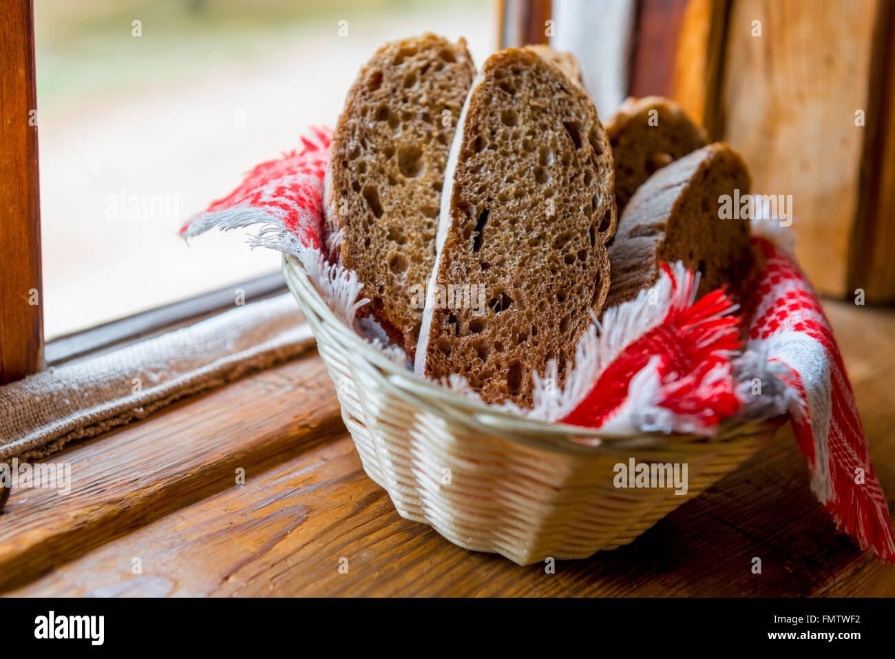 Fette di pane di segale nel cestello sul davanzale in agriturismo Foto Stock