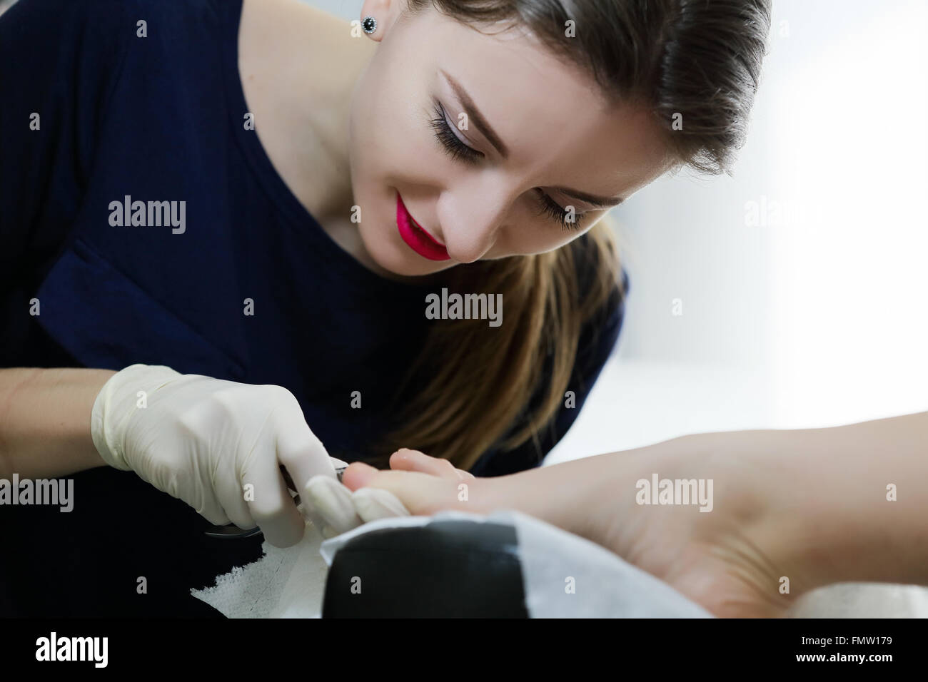 Close up workin processo di pedicure master Foto Stock