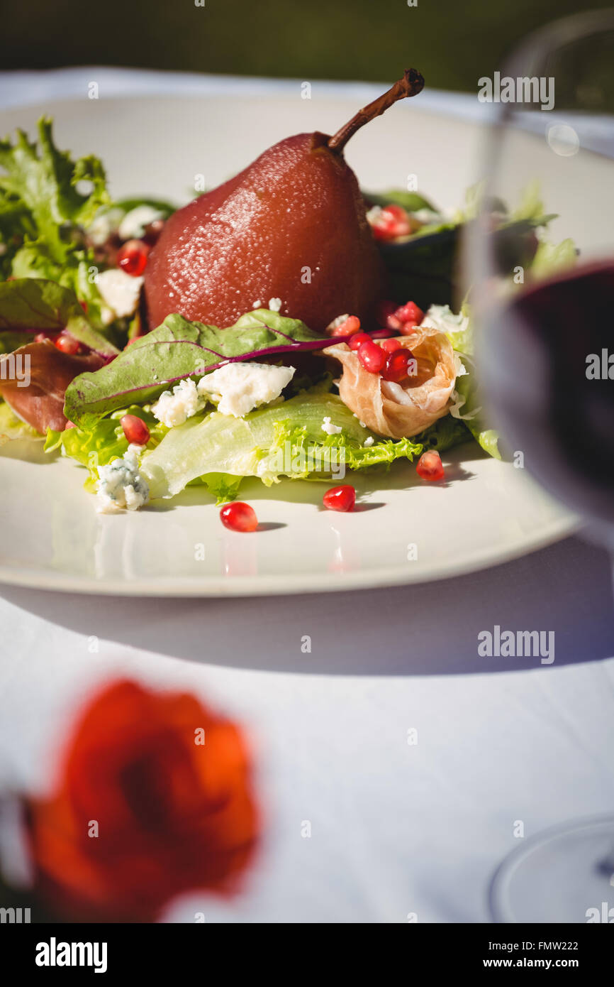 Vista di una pera affogata insalata Foto Stock