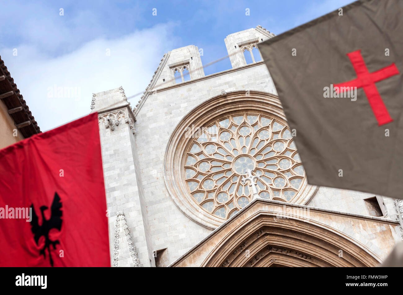 Rosone cattedrale medievale e bandiere in Tarragona,Catalogna,Spagna. Foto Stock