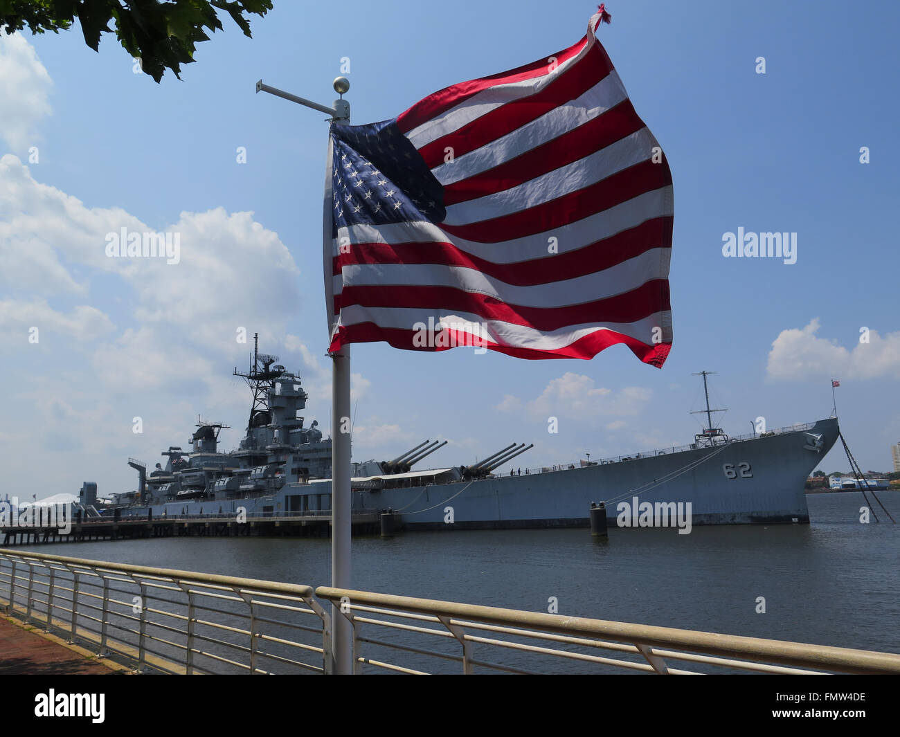 La corazzata del New Jersey, a costruire nel 1942 e colpite in 1999. Questa immagine mostra il New Jersey al suo dock, Camden NJ, con bandiera Foto Stock