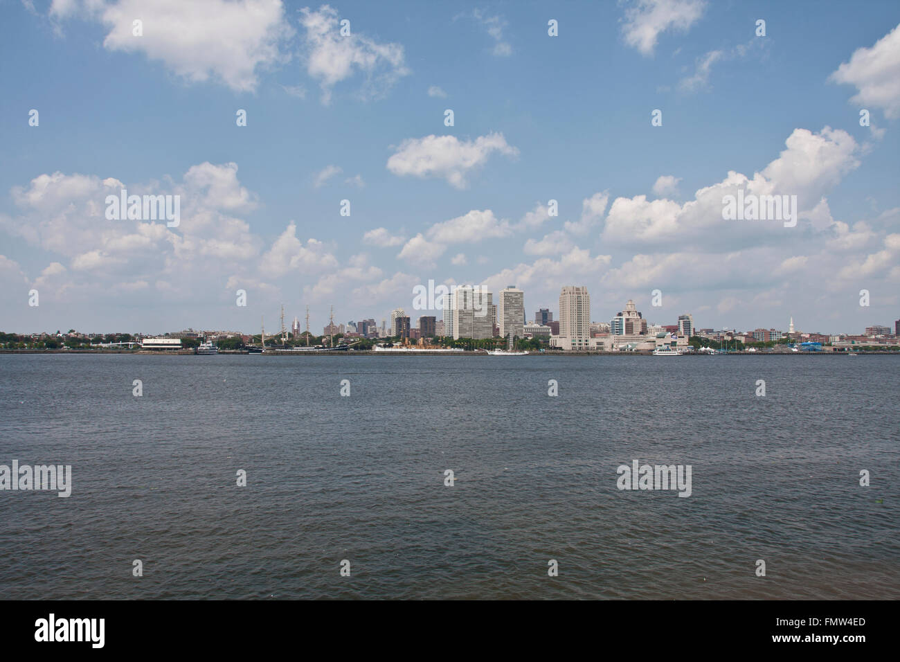 La corazzata del New Jersey, a costruire nel 1942 e colpite in 1999. Questa immagine mostra la skyline di Philadelphia e Cruiser Olympia. Foto Stock