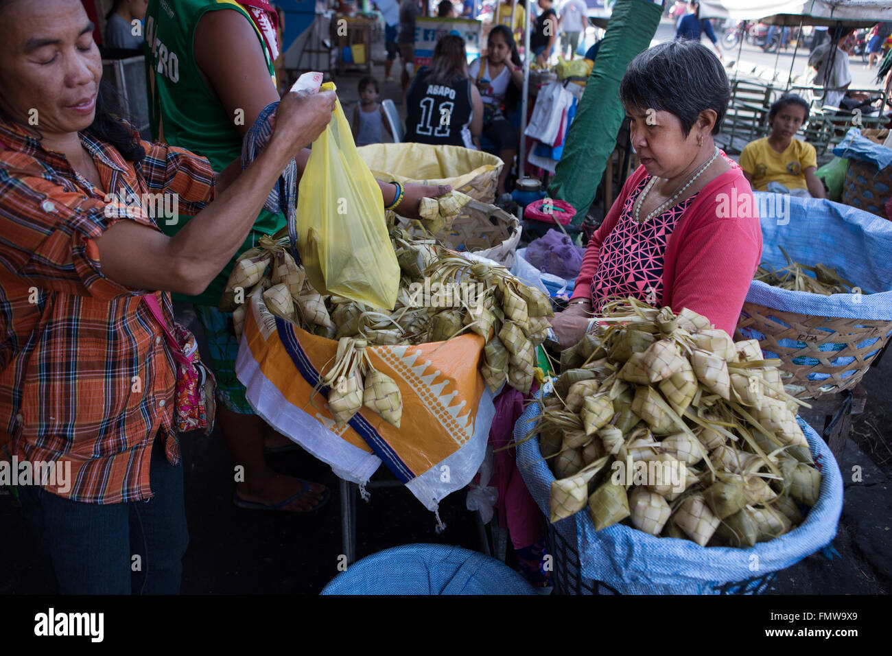 Riso cotto a vapore in tessuti giovani foglie di noce di cocco, noto come Puso, una specialità della zona di Visayas nelle Filippine Foto Stock