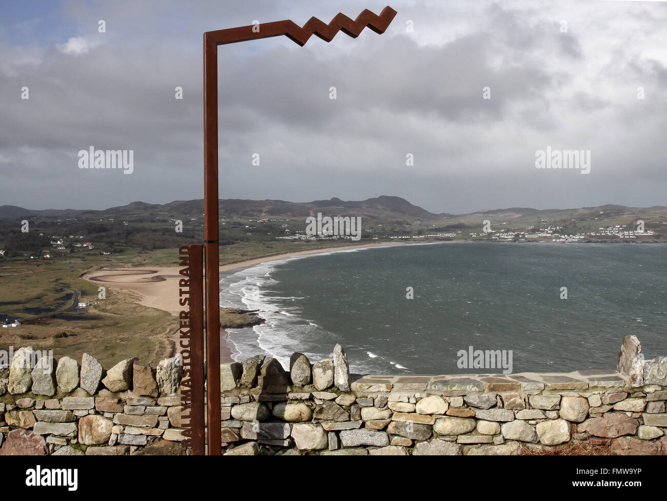 Ballymastocker Strand e Atlantica selvaggia marcatore di modo a Knockalla, County Donegal, Irlanda. Foto Stock