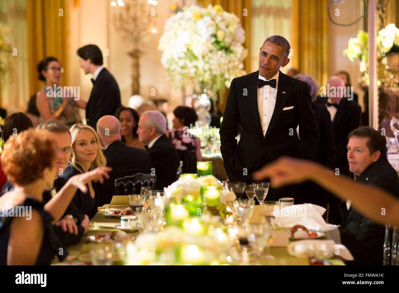 Stati Uniti Il presidente Barack Obama parla con la cena gli ospiti durante la cena di Stato per il primo ministro canadese Justin Trudeau nella Sala Est della Casa Bianca Marzo 10, 2016 a Washington, DC. Questa è la prima visita di stato di un Il Primo Ministro canadese in 20 anni. Foto Stock