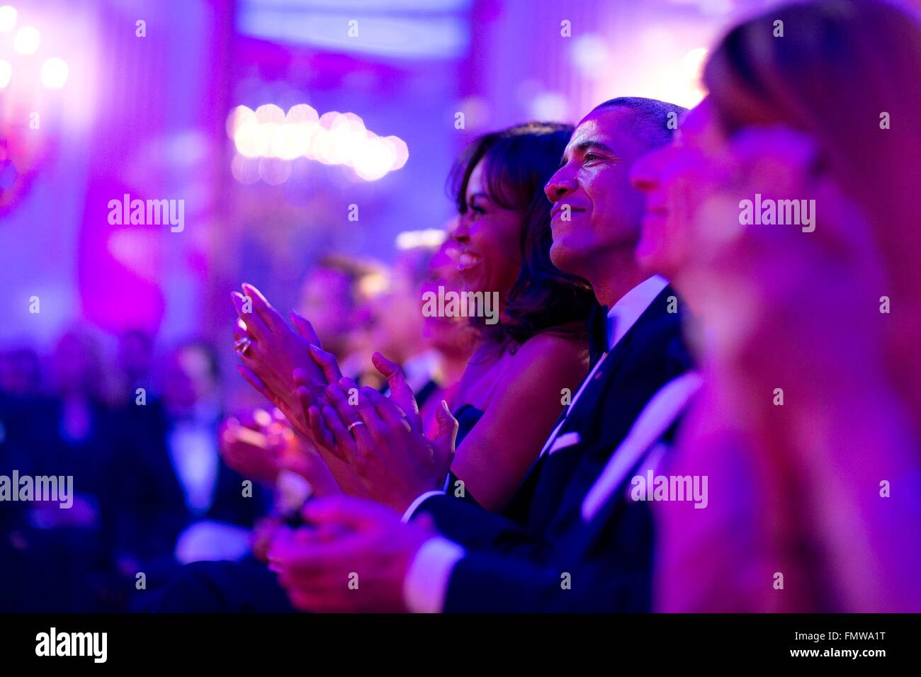 Stati Uniti Il presidente Barack Obama e la First Lady Michelle Obama guarda una performance durante la porzione di intrattenimento dello Stato la cena in onore del il primo ministro canadese Justin Trudeau nella Casa Bianca Marzo 10, 2016 a Washington, DC. Questa è la prima visita di stato di un Il Primo Ministro canadese in 20 anni. Foto Stock