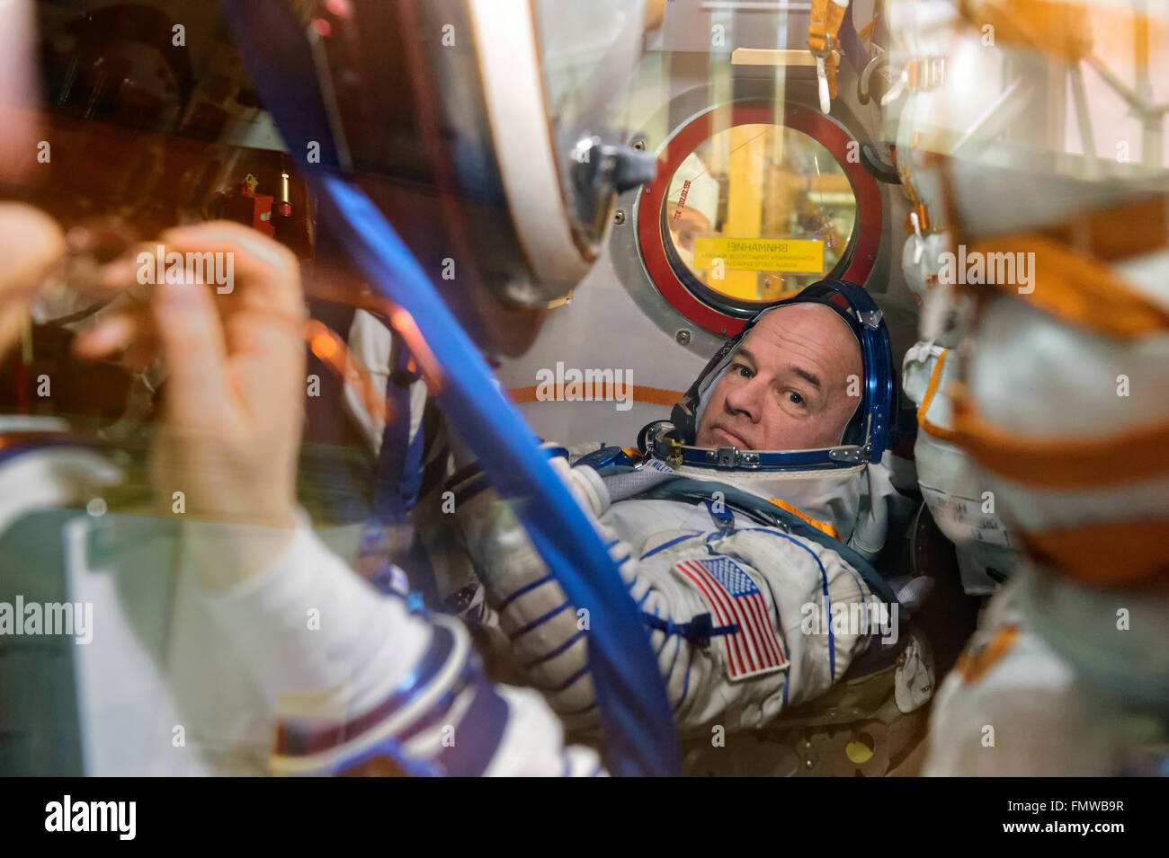 Stazione Spaziale Internazionale Expedition 47 astronauta Jeff Williams della NASA all'interno della Soyuz TMA-20M veicolo spaziale durante un fit check prove abito presso il cosmodromo di Baikonur il 4 marzo 2016 in Kazakistan. L'equipaggio sono programmati per il lancio su un periodo di sei mesi di missione per la stazione su Marzo 19th. Foto Stock