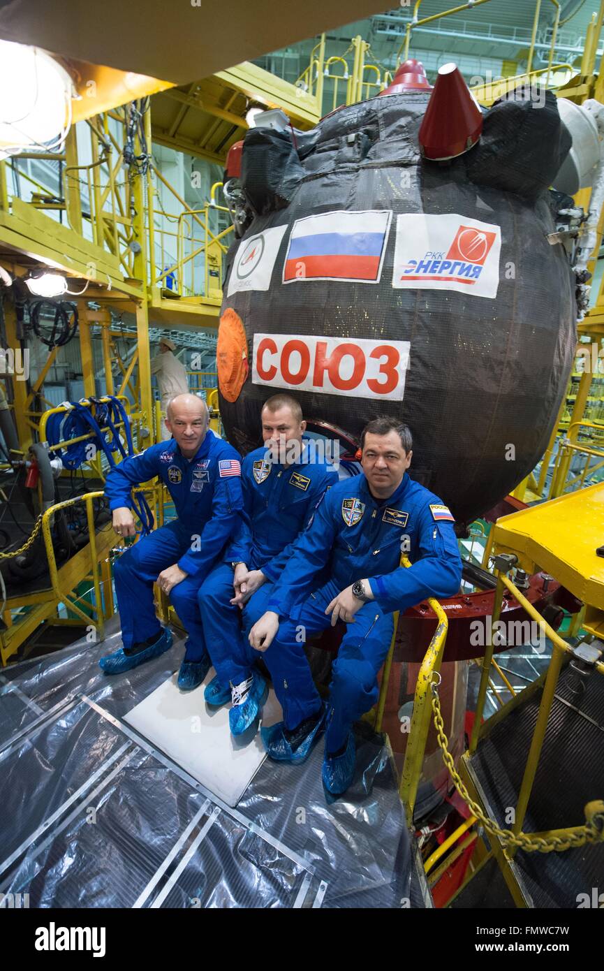 Stazione Spaziale Internazionale Expedition 47 primo equipaggio pongono in nella parte anteriore della navicella spaziale Soyuz durante il training di pre-lancio presso il cosmodromo di Baikonur il 4 marzo 2016 in Kazakistan. (L-R): astronauta americano Jeff Williams e cosmonauti russi Alexei Ovchinin e Oleg Skripochka. Foto Stock