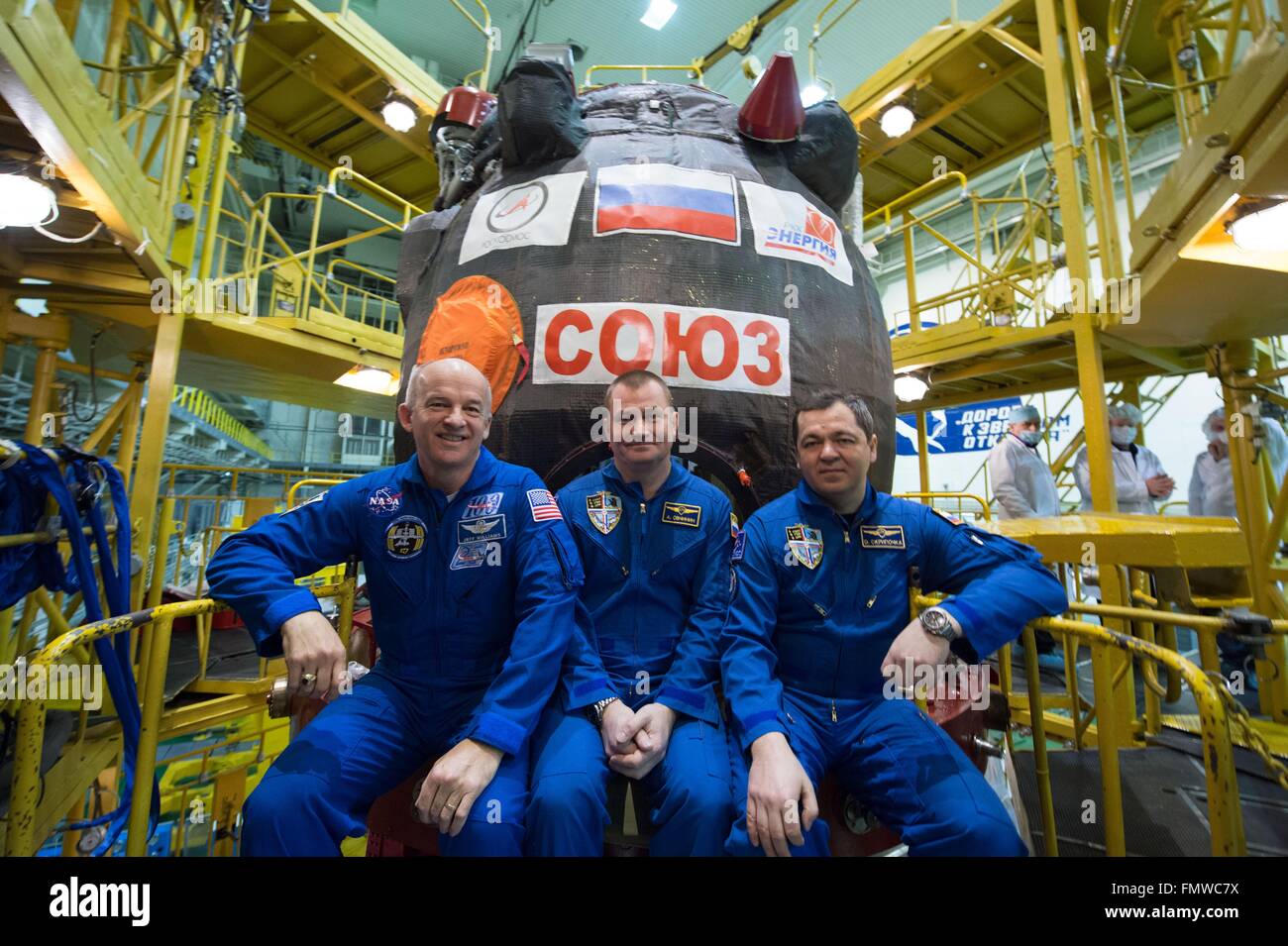Stazione Spaziale Internazionale Expedition 47 primo equipaggio pongono in nella parte anteriore della navicella spaziale Soyuz durante il training di pre-lancio presso il cosmodromo di Baikonur il 4 marzo 2016 in Kazakistan. (L-R): astronauta americano Jeff Williams e cosmonauti russi Alexei Ovchinin e Oleg Skripochka. Foto Stock