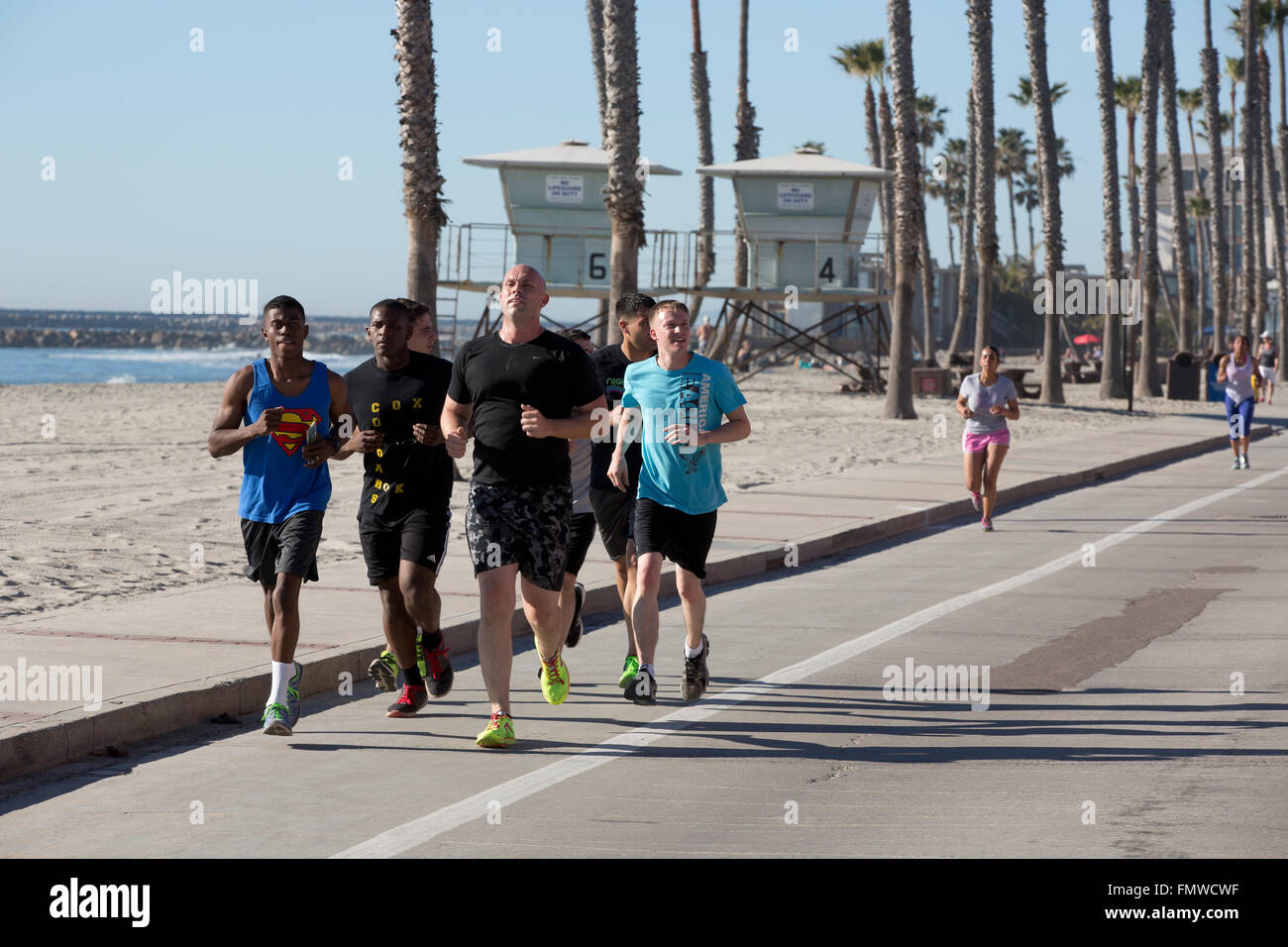 Gruppo jogging lungo la spiaggia, Oceanside, California, Stati Uniti d'America Foto Stock