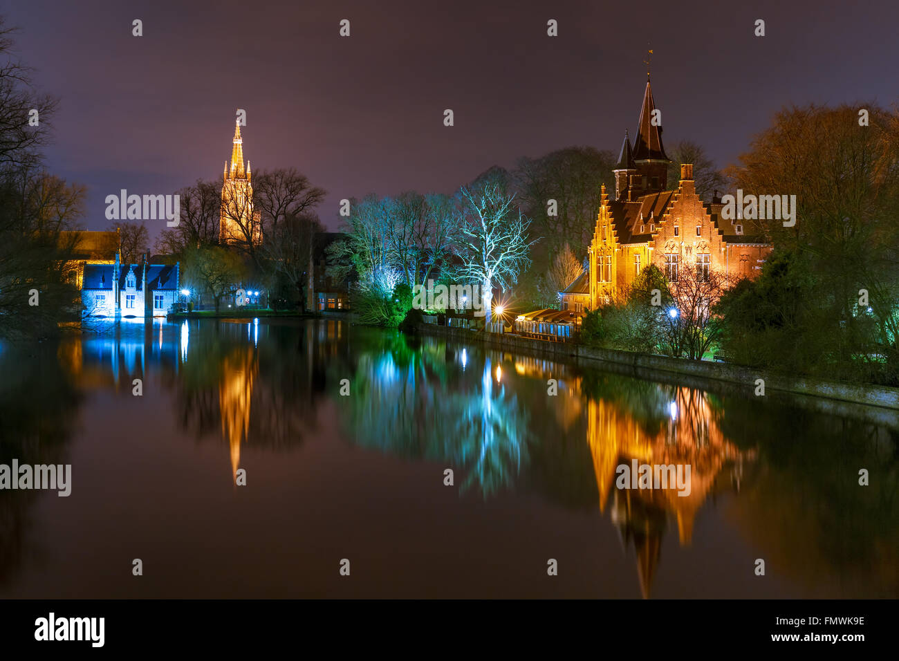 Notte da favola Lago Minnewater a Bruges, Belgio Foto Stock