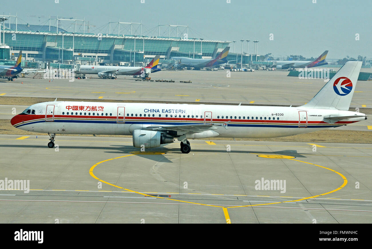 Airbus A 321 di China Eastern azienda lo sbarco in aeroporto internazionale di Incheon Corea del Sud Foto Stock