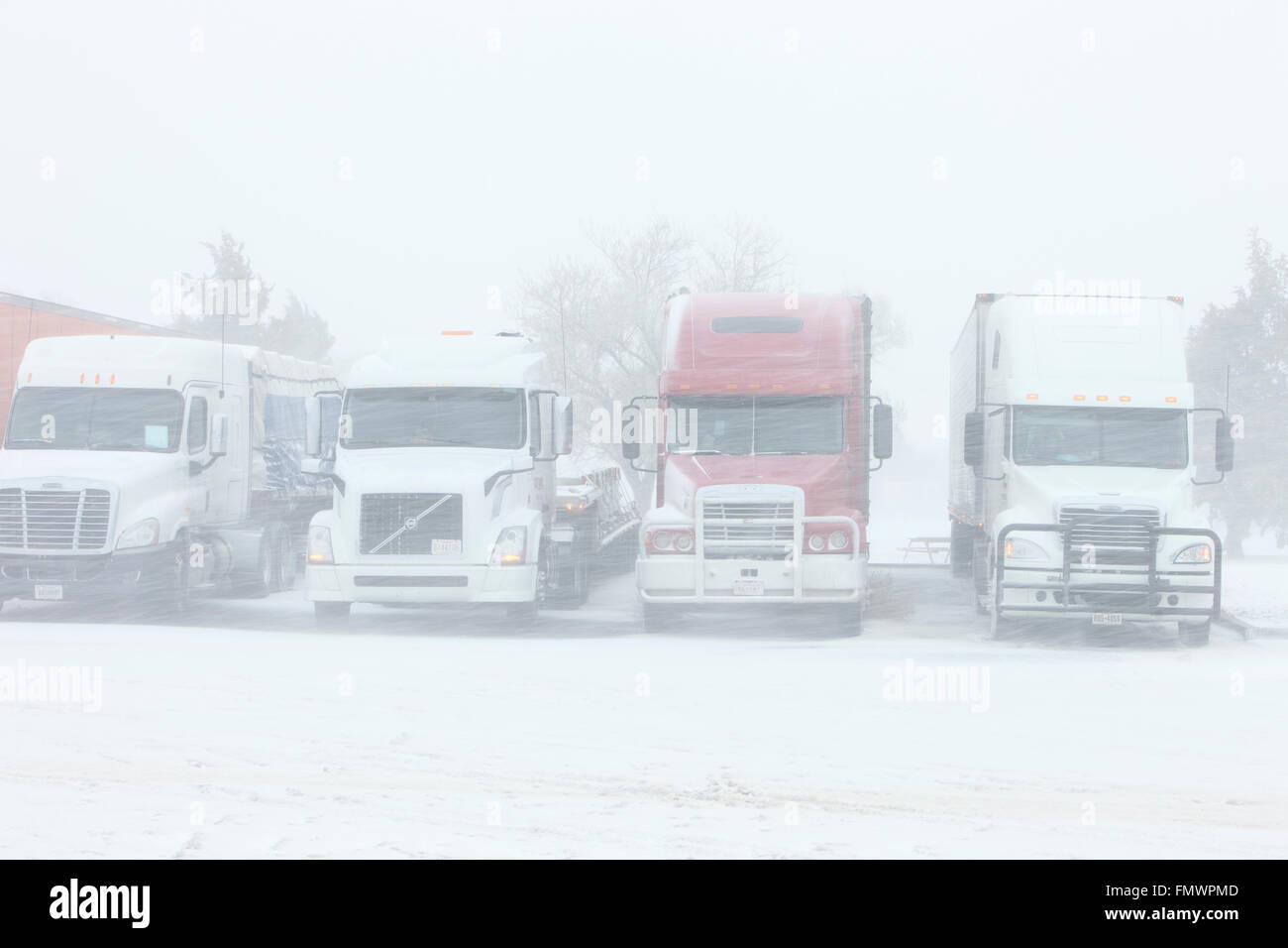 Semi i carrelli in attesa fuori un Allarme bufera di neve in Goodland, Kansas. Foto Stock