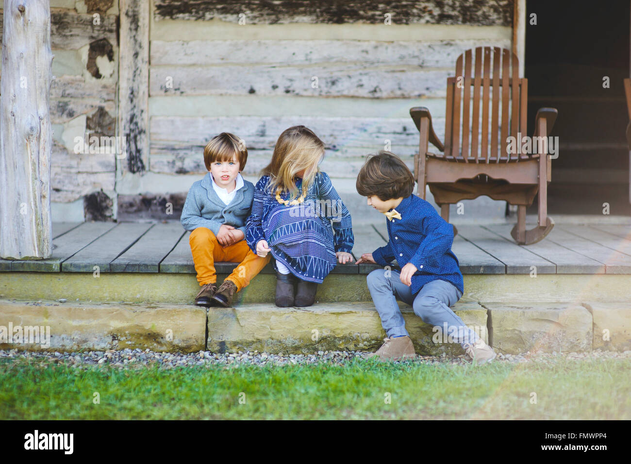Tre bambini di esplorare Foto Stock