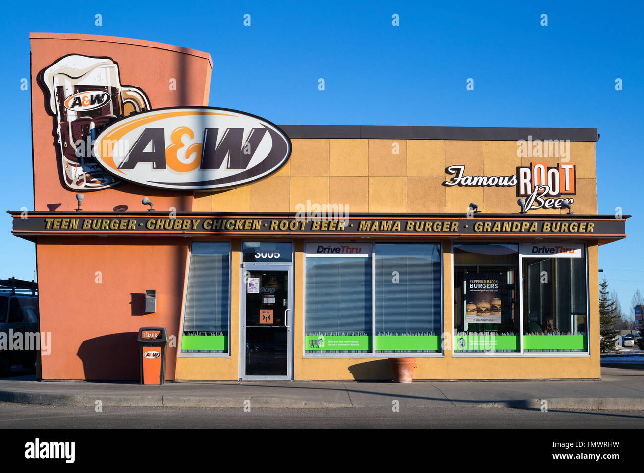 A&W fast food in uscita centro commerciale suburbano Foto Stock