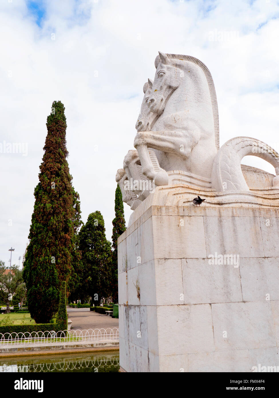 Statua di cavalli stilizzata situato in Praça do Império giardini nel quartiere Belem di Lisbona Foto Stock