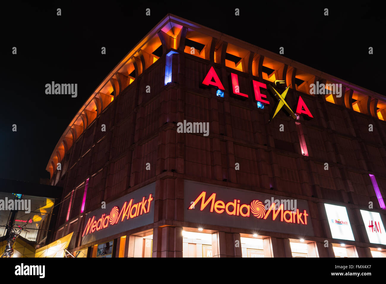 Centro commerciale Alexa su Alexanderplatz in serata illuminazione. Foto Stock