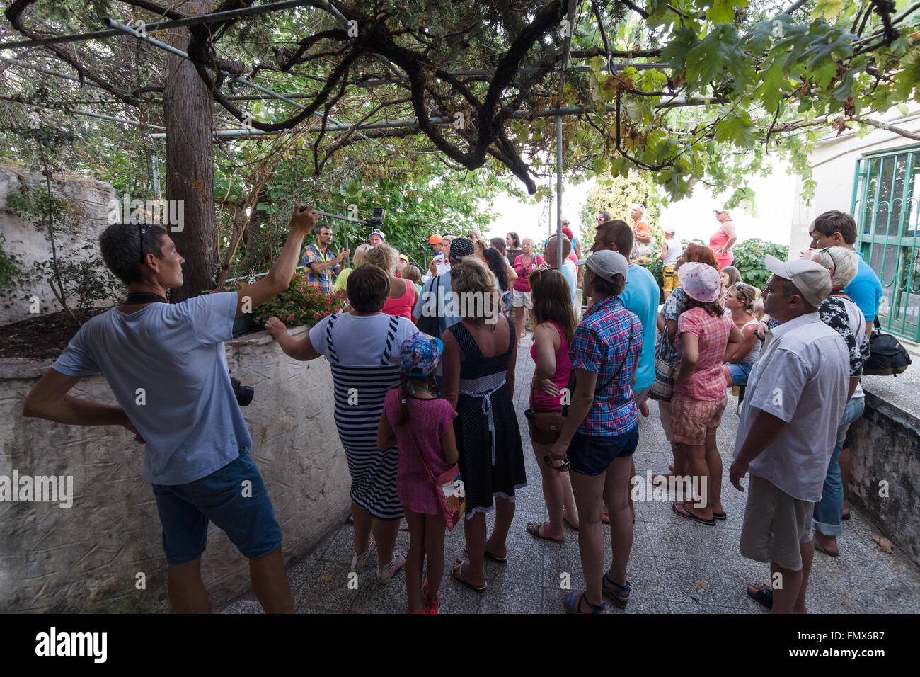 Gruppo di turisti nelle rovine della fortezza di Alanya ascoltando la guida. Foto Stock