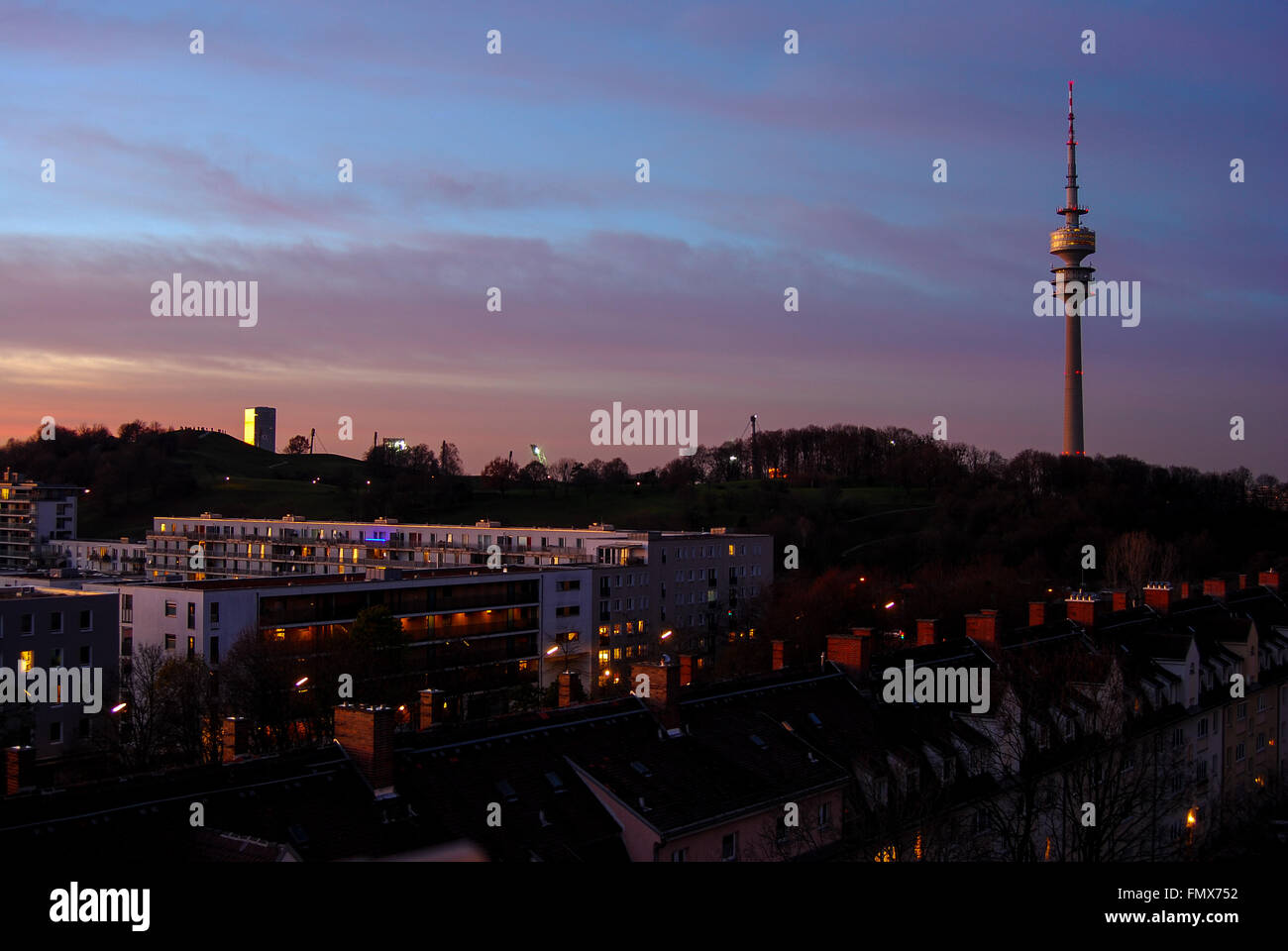 Olympic Tower e edifici di appartamenti a Monaco di Baviera visto al tramonto Foto Stock