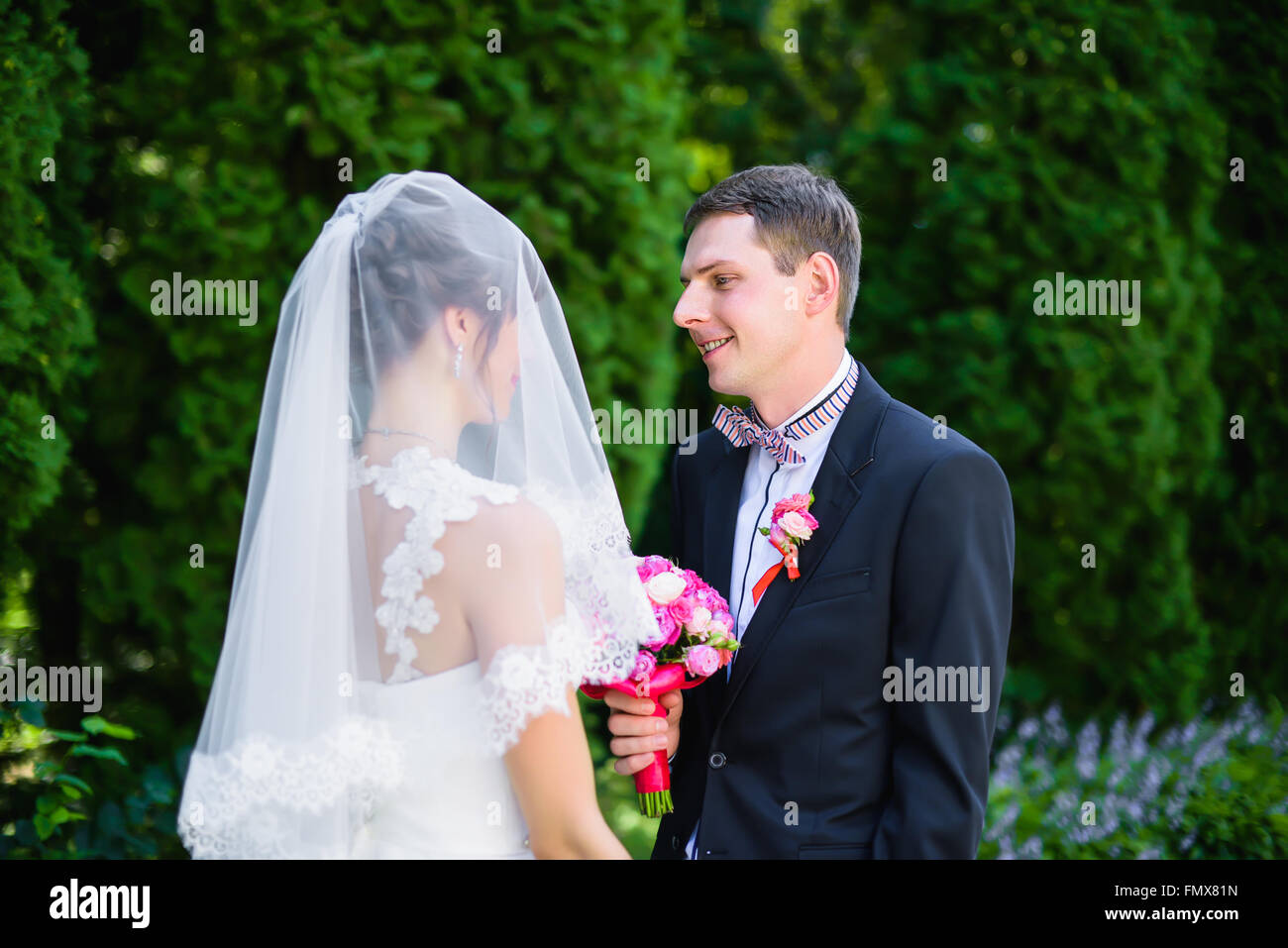 Sposa per lo sposo sotto il velo Foto Stock