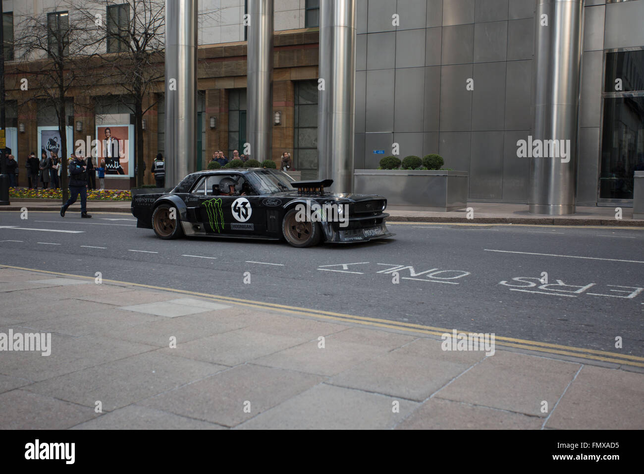 Canary Wharf, Londra, Regno Unito. Xii marzo, 2016. Ken Block auto viene girato per la marcia superiore a Canary Wharf. Sabato 12 Marzo Credito: blaine/suoneria Alamy Live News Foto Stock