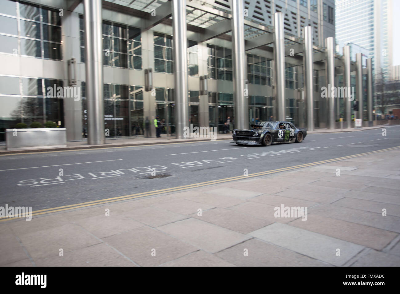 Canary Wharf, Londra, Regno Unito. Xii marzo, 2016. Ken Block auto viene girato per la marcia superiore a Canary Wharf. Sabato 12 Marzo Credito: blaine/suoneria Alamy Live News Foto Stock