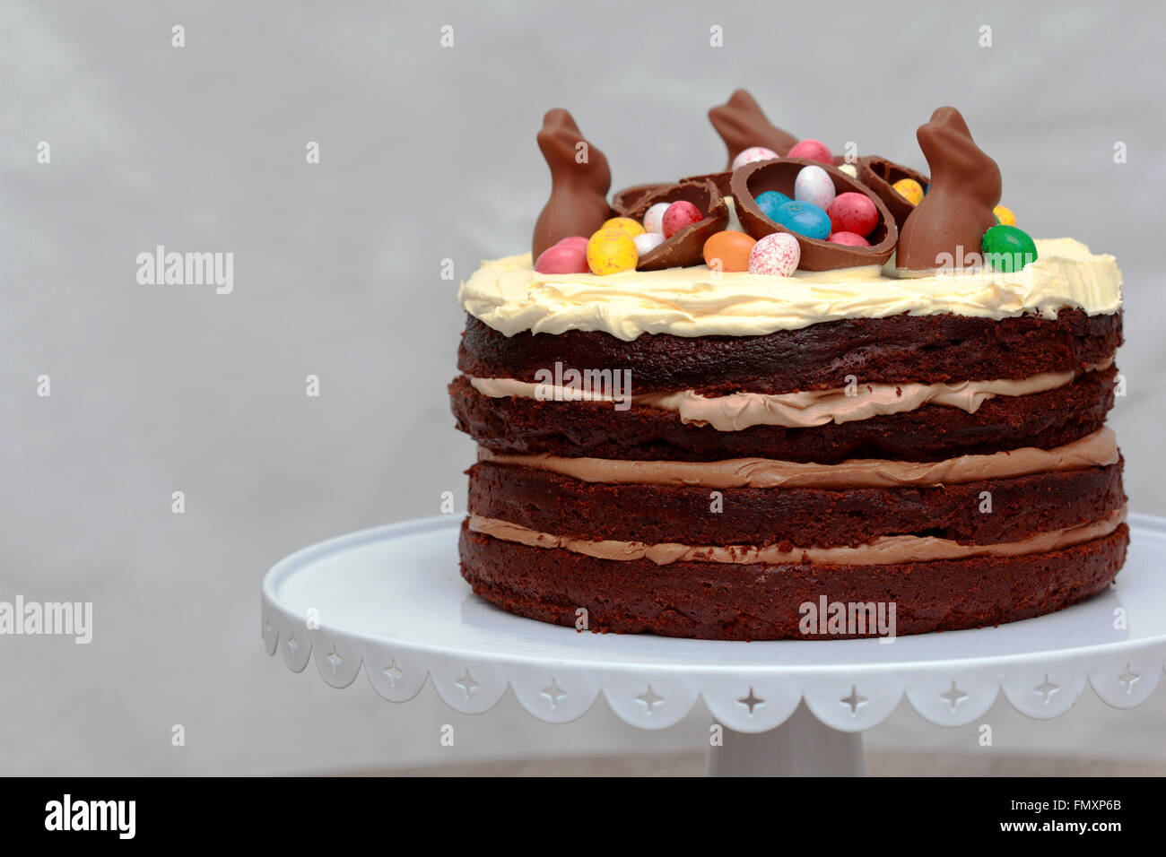 Triple CIOCCOLATA NUTELLA Pasqua Layer Cake, decorazione di Pasqua Foto Stock