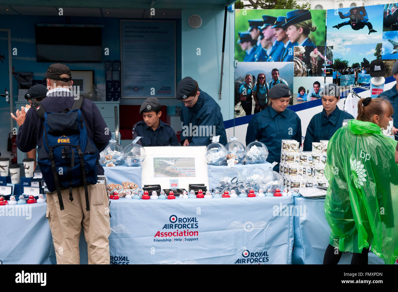 Aria cadetti manning un Royal Air Forces Association stand a Eastbourne Air Show Foto Stock