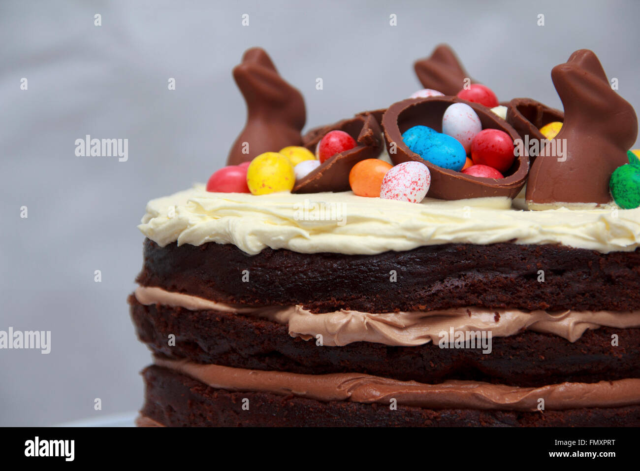 Triple CIOCCOLATA NUTELLA Pasqua Layer Cake, decorazione di Pasqua Foto Stock