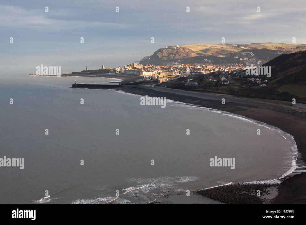 Clima mite come questa mattina il sole sorge, la colata di luce su Aberystwyth e Cardigan Bay sulla costa occidentale del Galles. Credito: Ian Jones/Alamy Live News Foto Stock