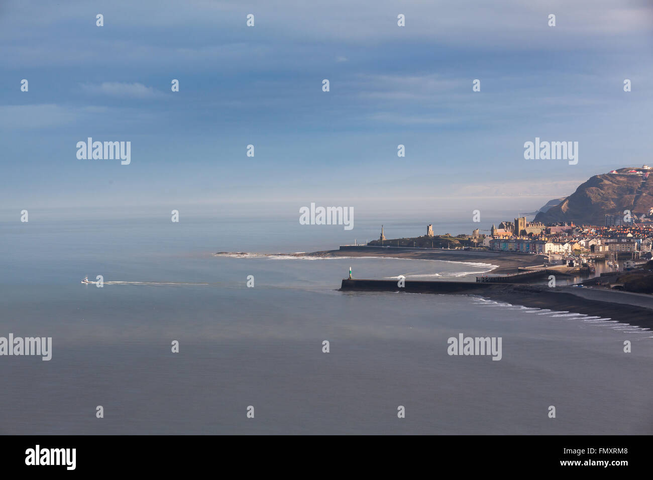 Clima mite come questa mattina il sole sorge, la colata di luce su Aberystwyth e Cardigan Bay sulla costa occidentale del Galles. Credito: Ian Jones/Alamy Live News Foto Stock