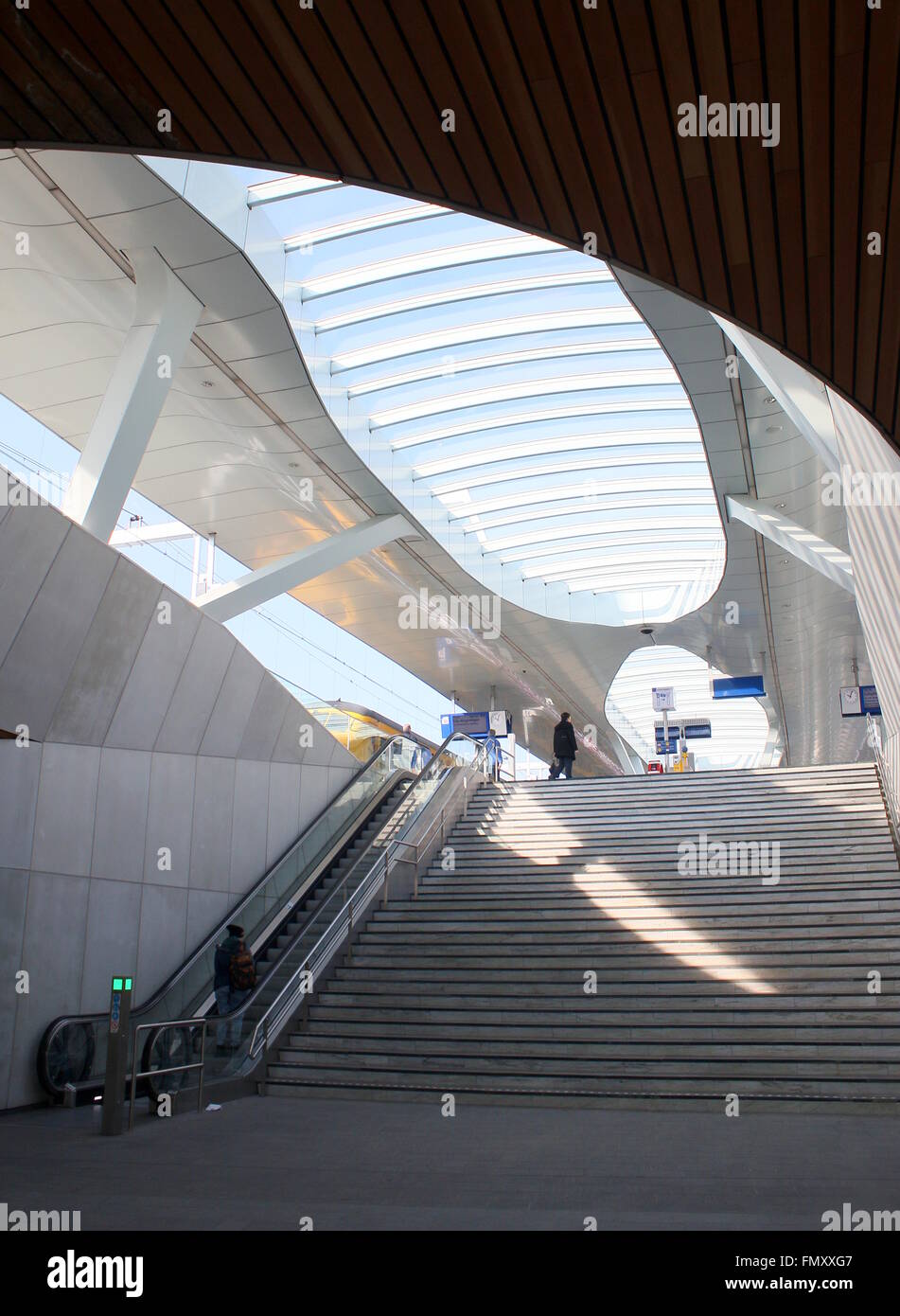 La scala e il soffitto del nuovo theCentral Stazione Ferroviaria di Arnhem, Paesi Bassi, design architetto Ben van Berkel (UNStudio) Foto Stock