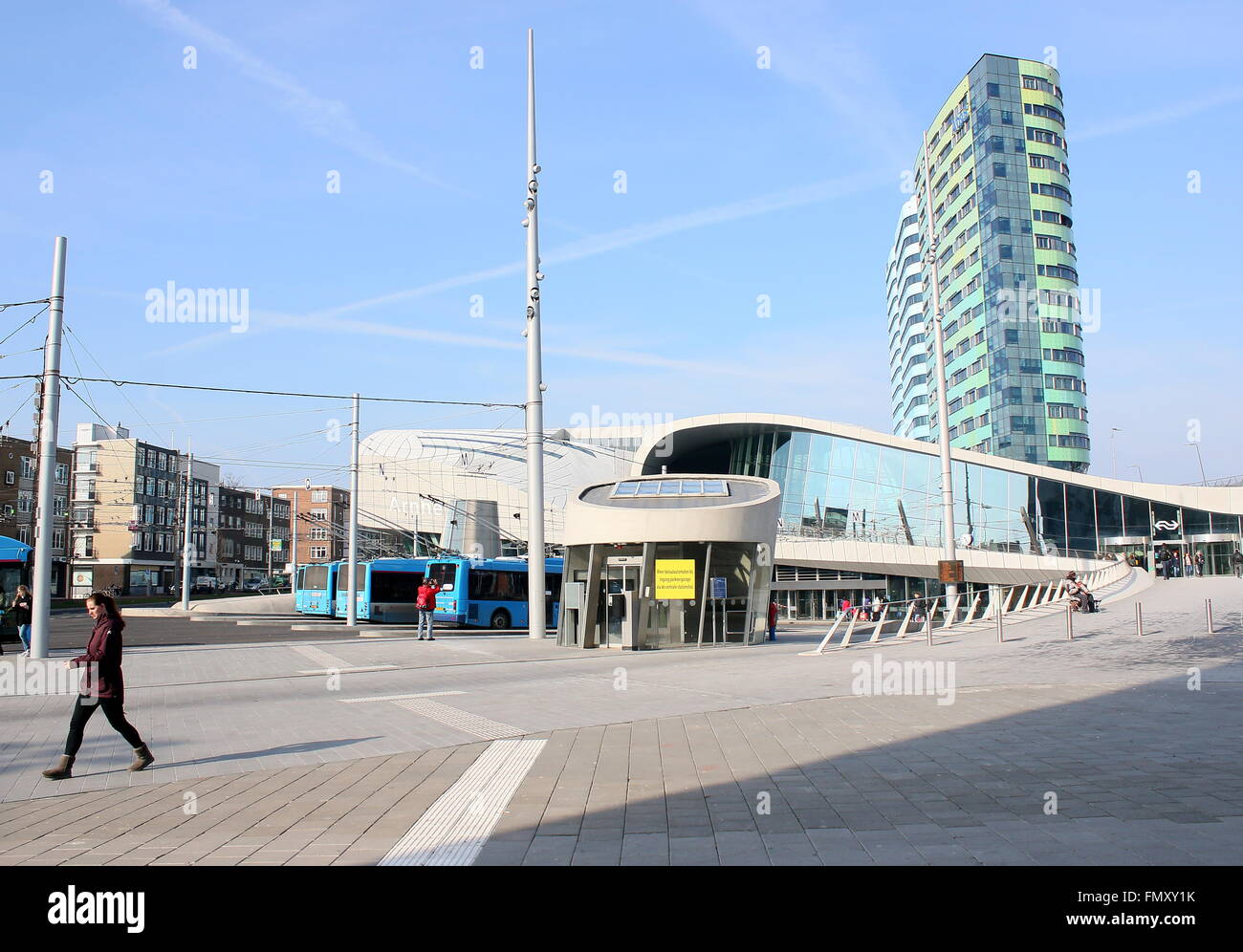 Piazza della stazione di fronte alla stazione ferroviaria centrale di Arnhem, Paesi Bassi, progettato dall'architetto Ben van Berkel (UNStudio) Foto Stock