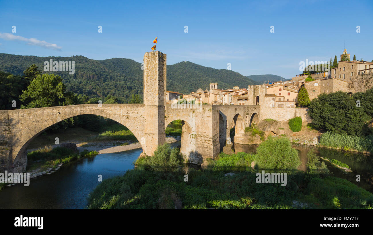 Besalu, provincia di Girona, in Catalogna, Spagna. Ponte fortificato conosciuta come El Pont Vell, il vecchio ponte che attraversa il fiume Fluvia. Foto Stock