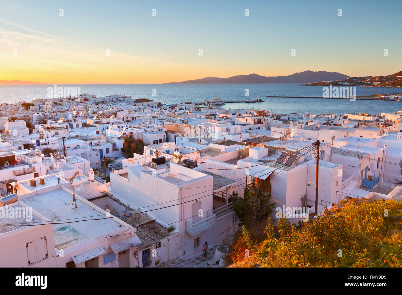 Vista sulla città di Mykonos e isola di Tinos in distanza, Grecia. Foto Stock