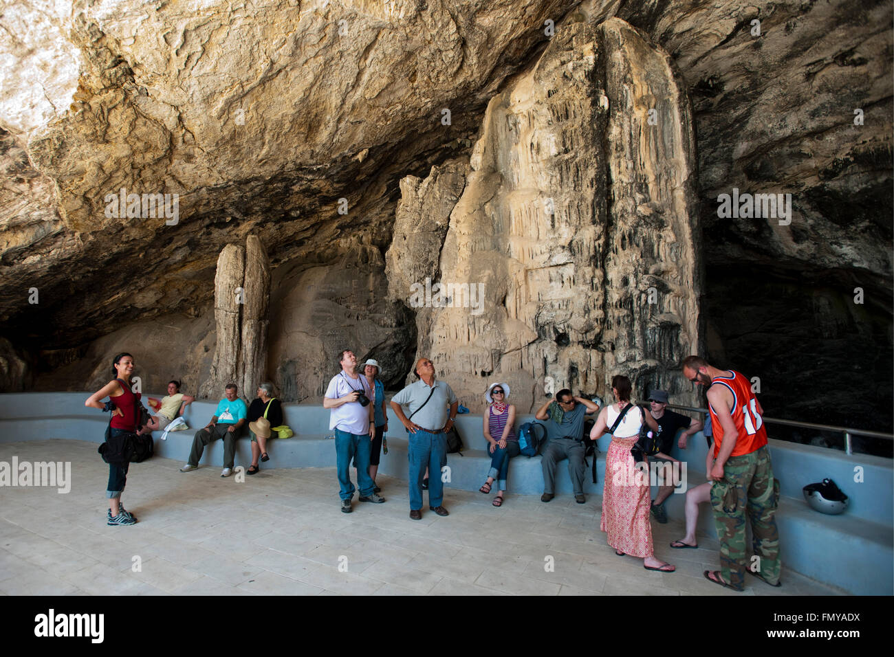 Griechenland, Kykladen, Antiparos, Besucher am Eingang zur Tropfsteinhöhle Agios Ioannis Foto Stock