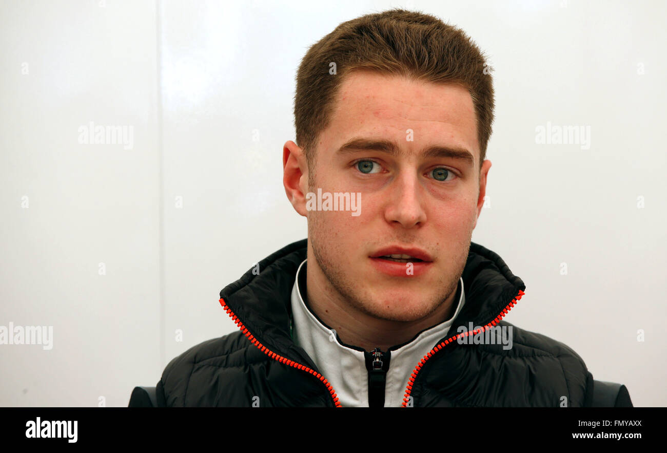 Belga di Formula Uno testdriver Stoffel Vandoorne della McLaren Honda visto durante una sessione di allenamento per il prossimo campionato di Formula Uno stagione sul circuito de Barcelona - Catalunya a Barcellona, Spagna, 24 febbraio 2016. Foto: Jens Buettner/dpa Foto Stock