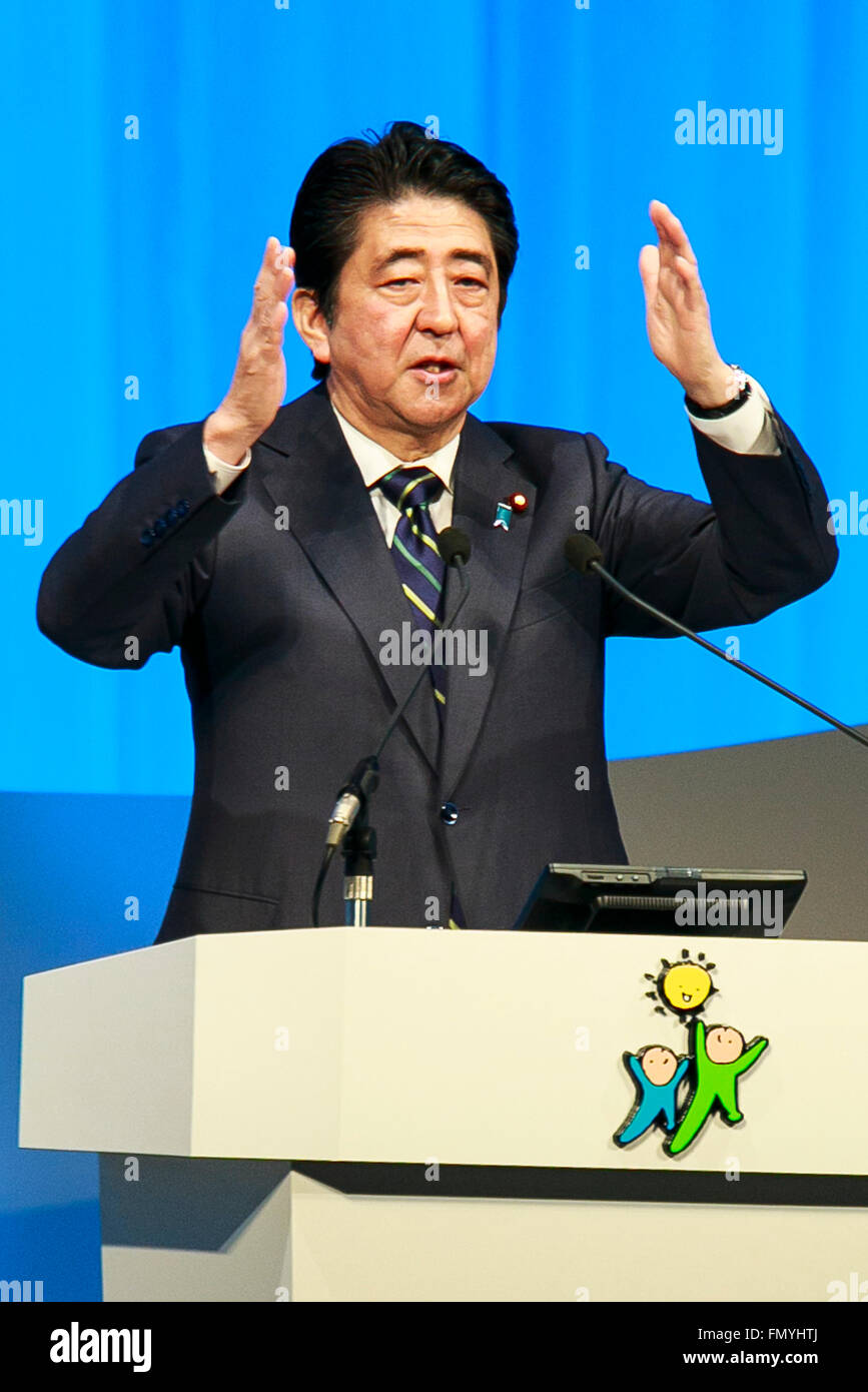 Il Primo Ministro Shinzo Abe parla durante il Partito liberale democratico della convenzione nazionale il 13 marzo 2016, Tokyo, Giappone. Abe ha incoraggiato i candidati per la casa estiva di elezione dei consiglieri durante la convenzione e chiede loro di vincere la casa dei Consiglieri elezione e non perdere potenza alla coalizione di opposizione del Partito democratico del Giappone e il giapponese Partito comunista. © Rodrigo Reyes Marin/AFLO/Alamy Live News Foto Stock