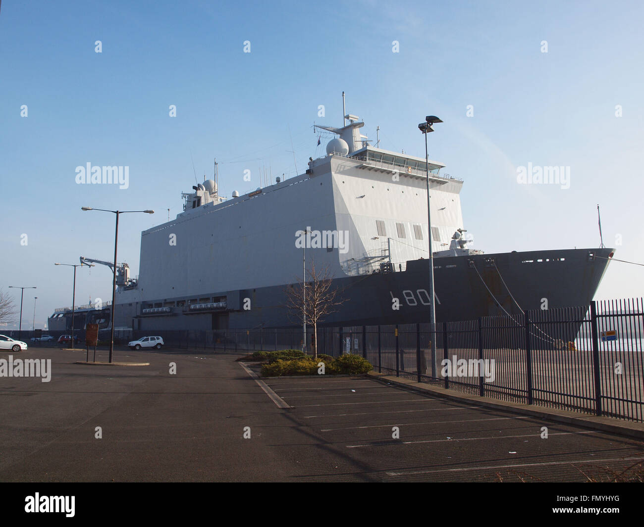 Newcastle Upon Tyne, 13 marzo 2016, UK meteo. Il 23694ton H.N.L.M.S. ''Johan De Witt'' della Marina reale olandese warship anfibio attraccare in Tyne su un vago luminoso giorno. Credito: James Walsh Alamy/Live News Foto Stock