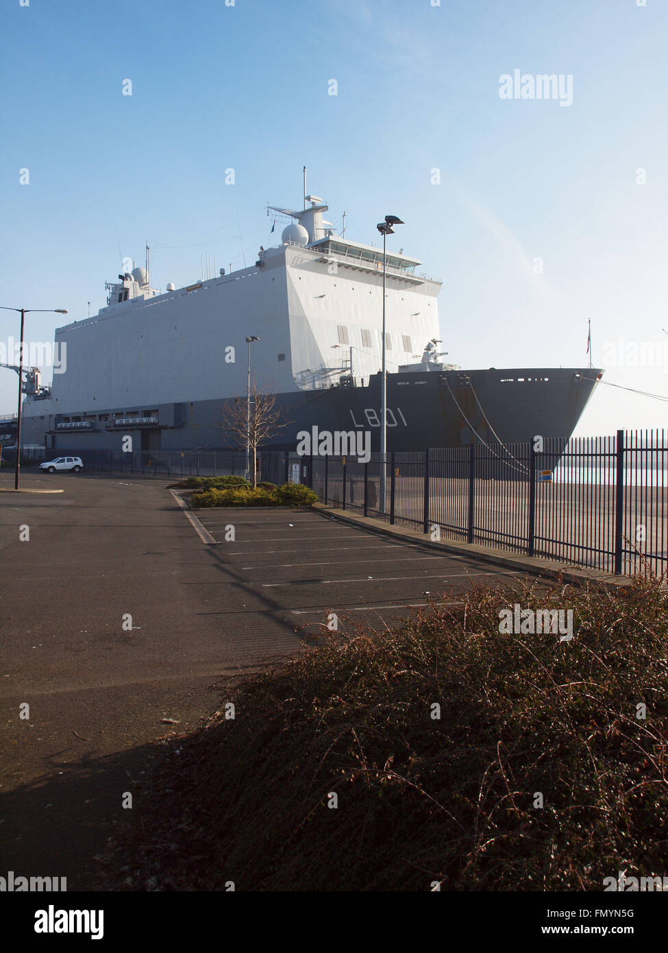 Newcastle Upon Tyne, 13 marzo 2016, Uk meteo: 23694ton H.N.L.M.S. ''Johan De Witt'' della Marina reale olandese warship anfibio attraccare in Tyne su un vago luminoso giorno. © James Walsh Alamy/Live News Credito: James Walsh Alamy/Live News Foto Stock