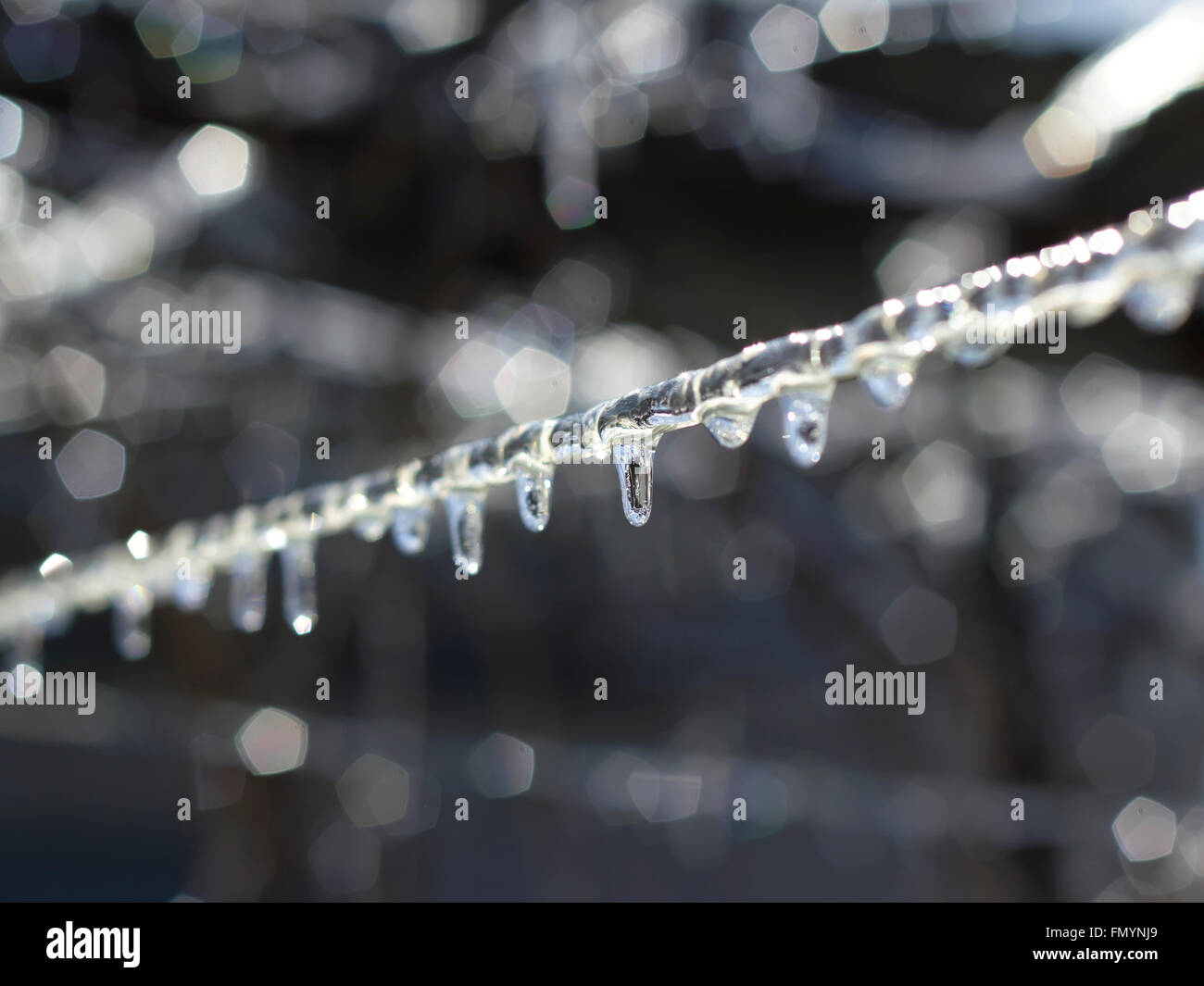 Coperti di ghiaccio con stendibiancheria ghiaccioli closeup Foto Stock